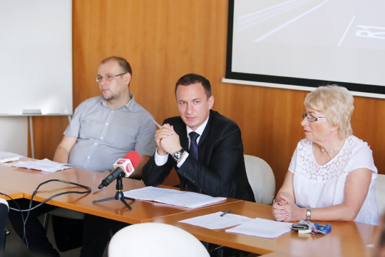 Zľava: Pavel Červienka - riaditeľ ÚPSVaR, Jakub Gajdošík - viceprimátor, Mária Filipová - vedúca sociálneho odboru mesta
