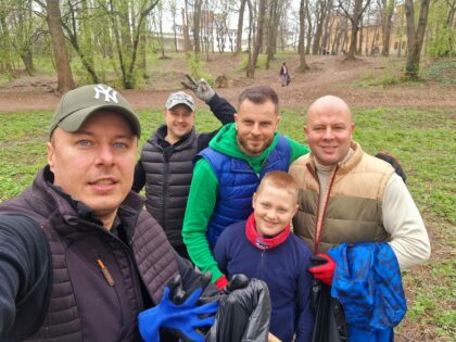 Zľava Marek Ondráš a Patrik Trnka s členmi Tímu Srdcom Radvančania