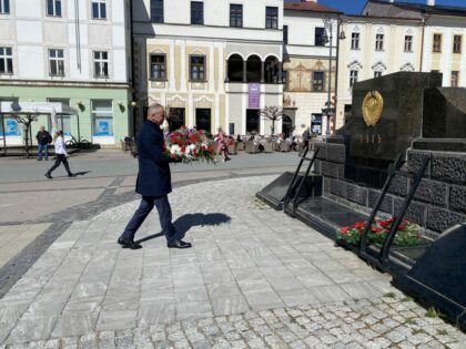 Pietny akt kladenia vencov k Čiernemu obelisku
