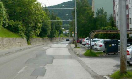Poľná ulica s parkoviskom pred rekonštrukciou