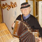 Na_vernisáži_sa_ Anton_Žatko_ okrem_fujár_ predstavil_aj_hrou_ na_harmonike