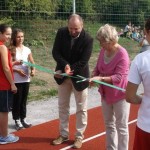 Poslanec Vlastimil Plavucha slávnostne prestrihol pásku, deti môžu začať športovať