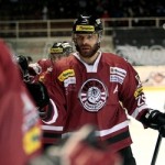 OPRAVA POPISKY - Michal Handzu¨ z HC'05 Banská Bystrica (vpravo) po?as 26. kola slovenskej hokejovej Tipsport extraligy 2012/2013 medzi  HC'05 Banská Bystrica a ¦HK 37 Pie¨?any. Banská Bystrica, 30. november 2012. Foto: SITA/Ján Viazani?ka
