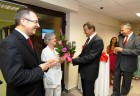 Foto - riaditeľ Nemocnice Zvolen MUDr. Botka pri poďakovaní pani primárke geriatrického oddelenia MUDr. Remišovej