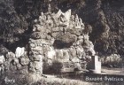 kamenna fontna v parku