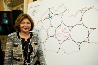 Emilia Vasaryova so stenou odkazov