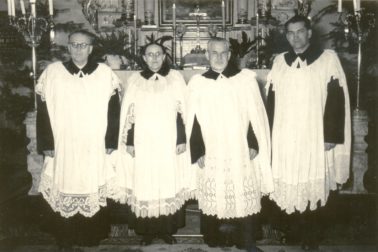 Zľava_Vladimír_Kuna_Darina_Bancíková_Vladimír_Pavel_Čobrda_a_Jozef_Juráš_v_kostole_v_Liptovskom_Mikuláši_pred_rokom_1953_ Zdroj_archív_Jána_Juráša