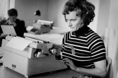 21. august 1968: legendárna redaktorka Ota Plávková v plnom sústredení pri tvorbe svojho príspevku do vysielania celofederálnej Rozhlasovej štafety