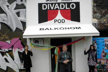 pod balkonom