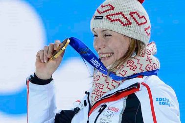 slovenská biatlonistka Anastasia Kuzminová zlatá medaila stupeň víťazov oslava