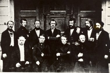 zľava - Adam Kardo , Samo Chalupka, Daniel Lichard, M. M. Hod a, . túr, J. M. Hurban, Jaroslav Bôrik, sediaci z ava - Michal Rárus, Juraj Hol ek, Andrej Radlinský a Karol Kuzmány