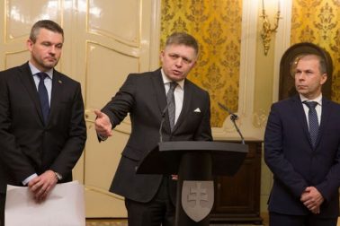 zľava peter pellegrini, robert fico a peter kovařík
