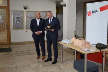 Foto zľava_Ernest Caban (Falck)_primátor Ján Nosko