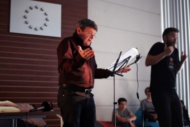 Magická atmosféra počas čítania pána Petra Zemaníka sprevádzaná tlmočníkom do posunkového jazyka