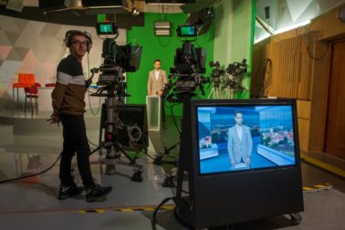 Televízne štúdio v BB a príprava na Správy RTVS z regiónov