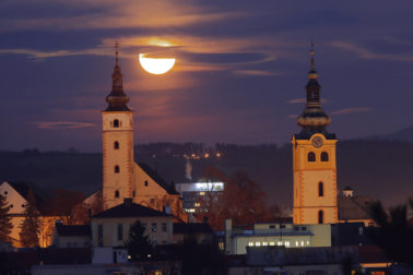 mesacna noc nad bb