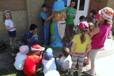 2. Deti okolo sochy vodného škriatka Cúdeníka pred vstupom do malachovskej školy