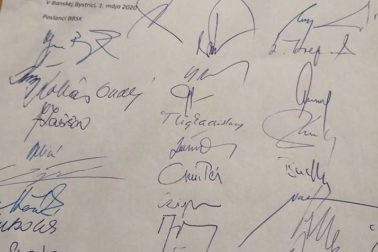 podpisy krajských poslancov
