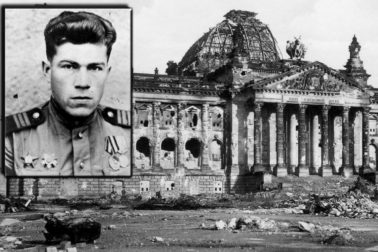 vojak s vlajkou na Reichstagu