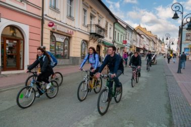 cyklisti-na-dolnej-ulici
