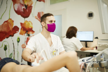 Zdravotníci dnes prídu do práce v ružovom (1)