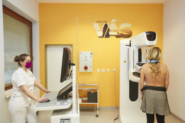 Zdravotníci dnes prídu do práce v ružovom (2)