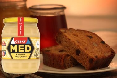 kolac s medom a koreninami