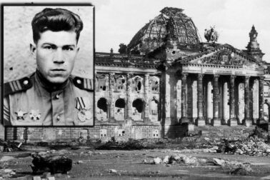 vojak-s-vlajkou-na-Reichstagu