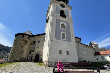 Starý Zámok_lavička so Zaľúbencami