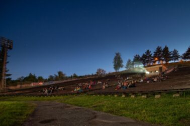 letne kino na amfiku