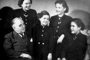 Móryovci v Spišskej Nopvej Vsi okolo roku 1953. Dcéry sprava Andrea, Lívia, Erika (Archív rodiny Móryovcov)