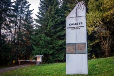 Na pamätníku si prečítate stručnú, smutnú históriu obce Kalište.