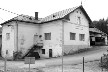 Ledererov dom v Rudlovej, kde bola po roku 1945 umiestnená jedna trieda rudlovskej školy.