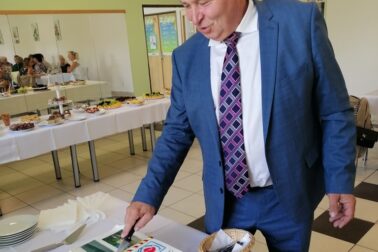 Pán starosta krája tortu