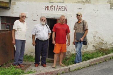 Zľava Pavel Vigaš, Jozef Horváth, Milan Fraňo ml. a Vladimír Sklenka pred Muštárňou v Ledererovom dome v Rudlovej