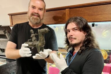 historik Filip Glocko s kustódom múzea Jakubom Masarikom a aquamanile