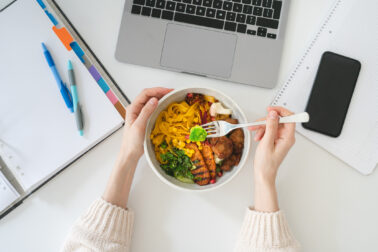 Woman eating lunch at the desk