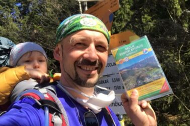 konateľ Milan Paprčka na turistike s turistickou mapou VKÚ