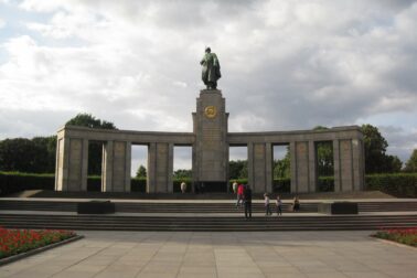 pamatnik v parku zoo