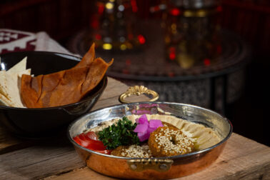 Hummus with falafel - Hummus s falafelom