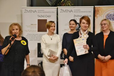 V popredí Miriam Lapuníková, za ňou sprava Katarína Fíglová, Silvia Cochová, Iveta Babjaková a Janka Slaná