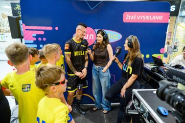 Počas Futbalu v meste v Banskej Bystrici naživo vysielalo z predajne BILLA Fun rádio