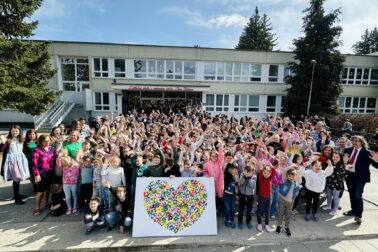 Riaditeľ školy Karol Kováč prvý sprava so žiakmi