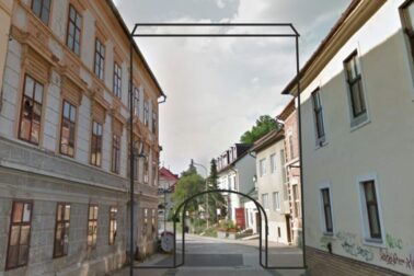 replika mestskej brány v lazovnej