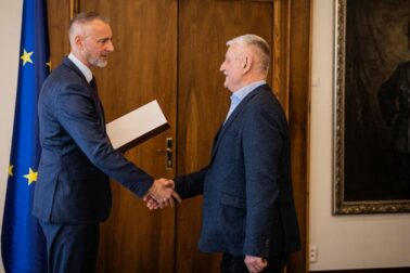 Jozef Krošlák s predsedom NR SR Richardom Rašim pri menovaní za predsedu Rady STVR