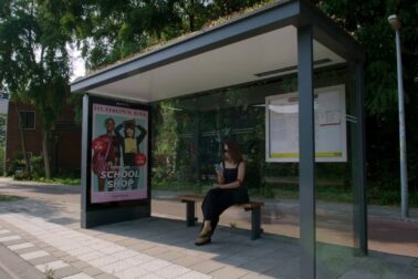 autobusova zastavka so zelenou strechou