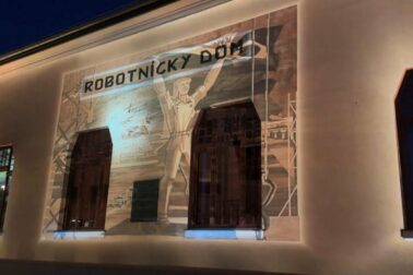 robotnicky dom svetlo