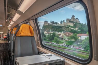 Interiér 1. triedy v elektrickej jednotke KISS