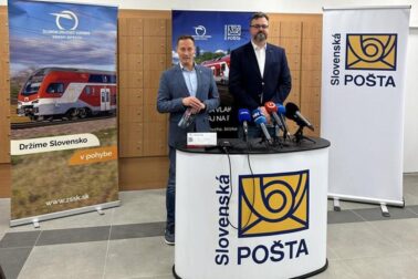 Zľava generálny riaditeľ Slovenskej pošty Vladislav Kupka a generálny riaditeľ ZSSK Peter Helexa