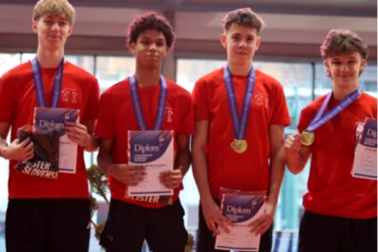 Rekordná zostava juniorov AK ŠK UMB Banská Bystrica v štafete 4x200 m - zľava Fojtík, Hirka, Havaš, Vozár